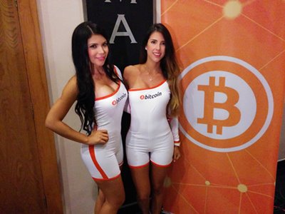 Deux beautés devant le logo Bitcoin